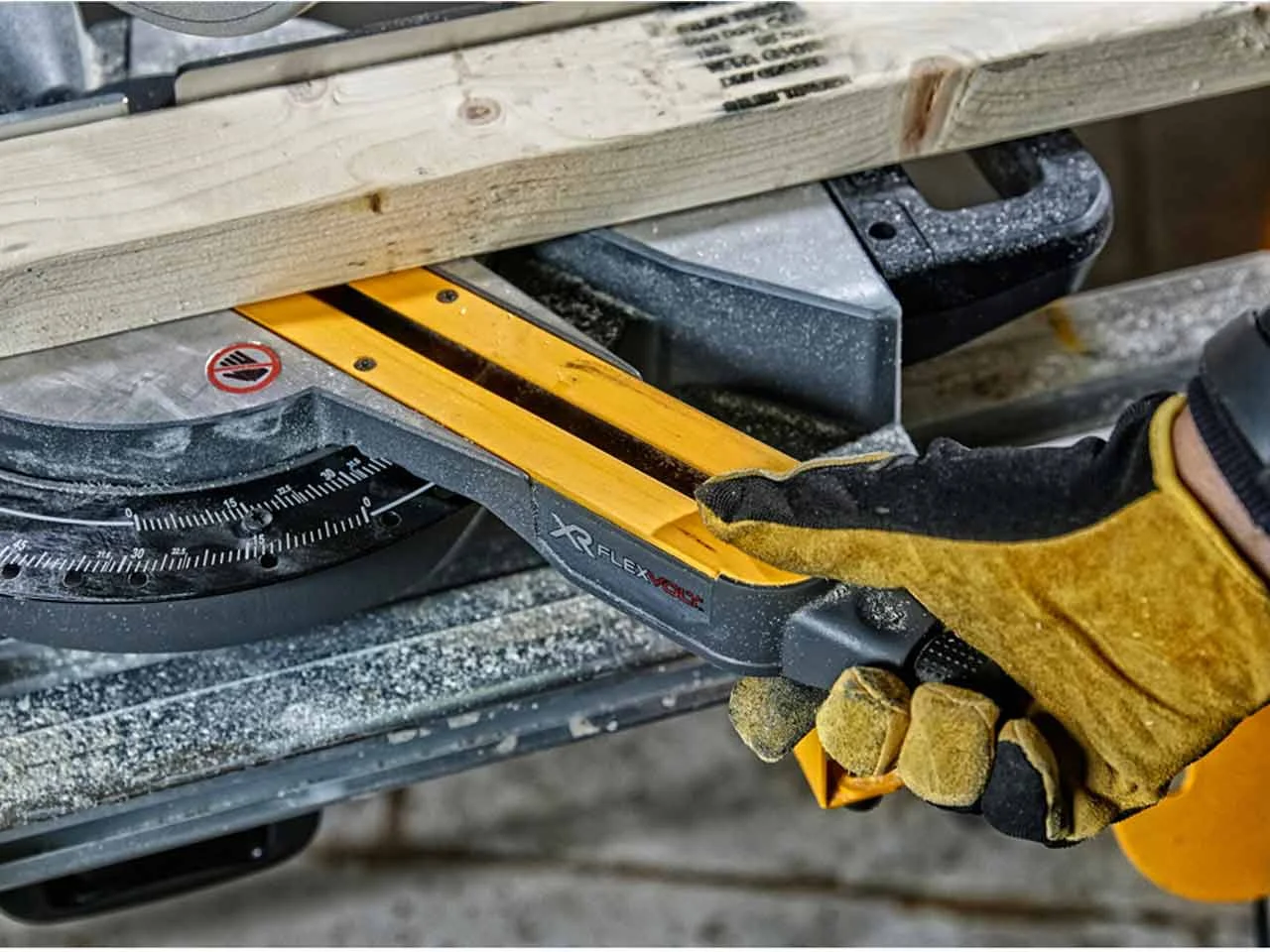 DeWALT DCS777T2-QW - 54V XR Flexvolt 216mm Mitre Saw with XPS tracking  system.