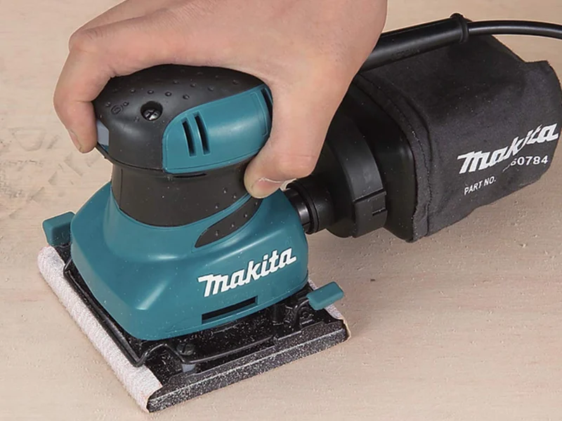 MAKITA - Ponceuse vibrante BO4555 200W plateau 112x102mm